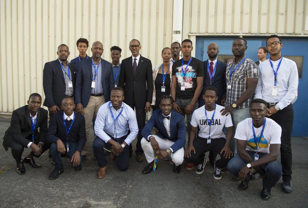 Perezida Kagame yahuye n’abana b’Abanyarwanda bakina mu makipe atandukanye i Burayi
