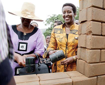 Uganda : Madamu Jeannette Kagame yatanze inkunga yo kubaka ibyumba by’ishuri