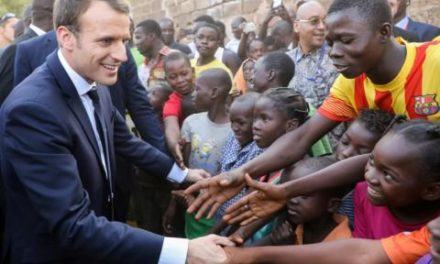 Macron dit « bye bye à la Françafrique » sur le papier selon la presse