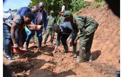 Gen. Kabarebe lance l’Army Week a Nyabihu : 20 Ha de plants de pommes de terre