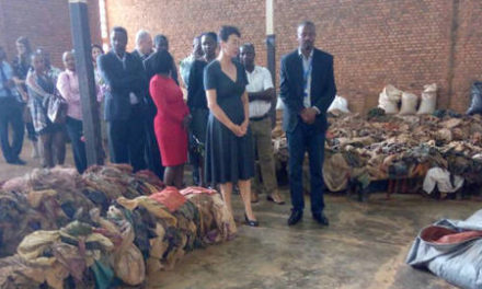 L’ambassadeur des Pays-Bas au Rwanda visite le mémorial du génocide de Nyamata