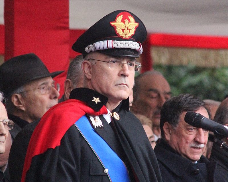 Le chef de la gendarmerie italienne rend hommage aux victimes du génocide à Gisozi