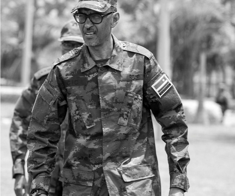 Kagame en treillis militaire au cours d’un briefieng a Gako : Il fait une importante mise en garde