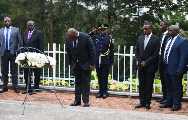 Le Président de la RDC rend visite au centre mémorial du génocide de Kigali
