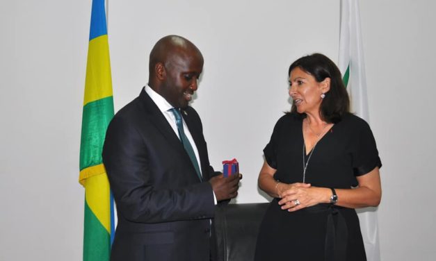 Olivier Nduhungirehe a reçu Anne Hidalgo à Kigali