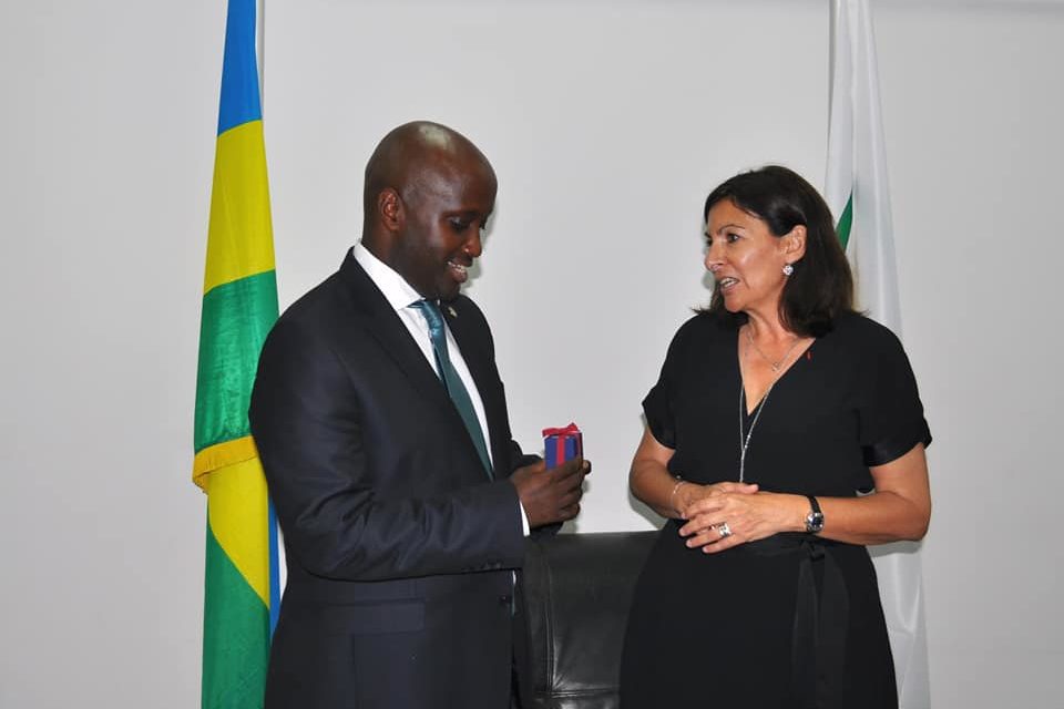 Olivier Nduhungirehe a reçu Anne Hidalgo à Kigali