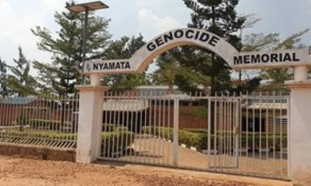L’ambassadeur d’Israël au Rwanda rend hommage aux victimes du génocide à Nyamata