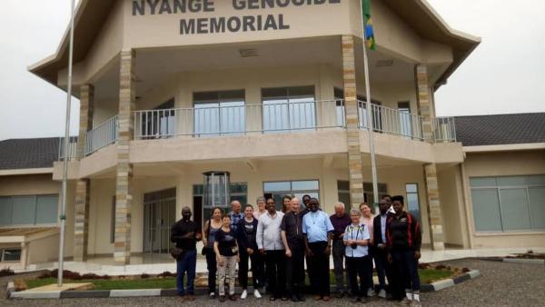 L’archevêque de Rennes rend hommage aux victimes du génocide sur le mémorial de Nyange