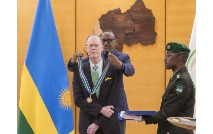 Perezida Kagame yambitse umudali Dr. Paul Farmer kubera igihango afitanye n’u Rwanda (Amafoto & Video)