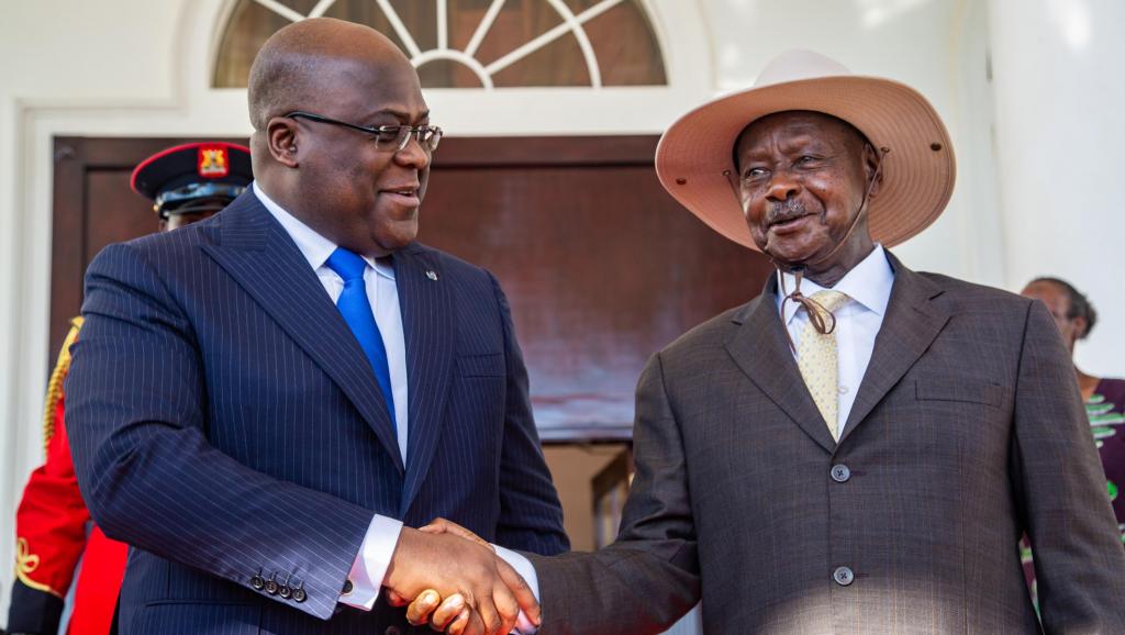 Félix Tshisekedi reçu en grande pompe par Yoweri Museveni à Entebbe