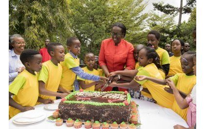 Madamu Jeannette Kagame yasangiye Noheli n’Ubunani n’abana barenga 200 (Amafoto)