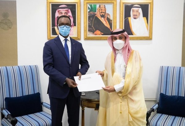 L’Ambassadeur du Rwanda en Arabie Saoudite a présenté une copie de ses lettres de créances