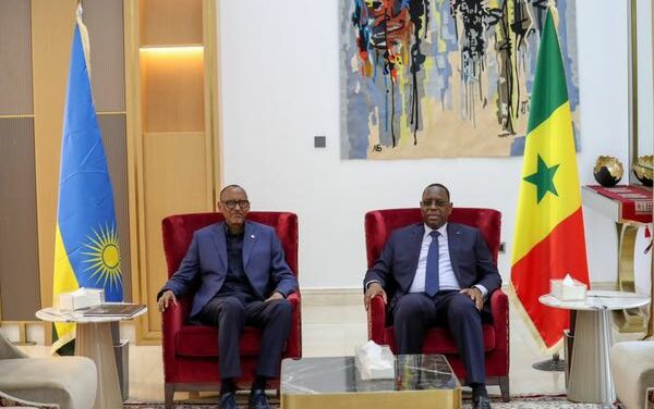 En escale en Dakar, le Président Kagame a été reçu par son homologue sénégalais