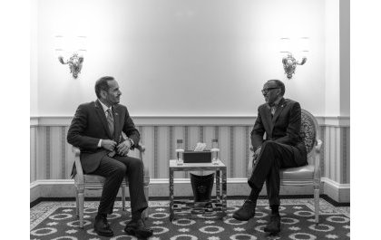 Le président Kagame s’entretient avec le Premier ministre du Qatar et des sénateurs américains