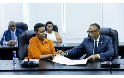 Le Président Kagame dépose le dossier de sa candidature à la présidentielle