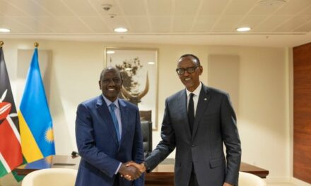 Perezida Kagame yaganiriye na mugenzi we William Ruto ku bibazo byo mu karere