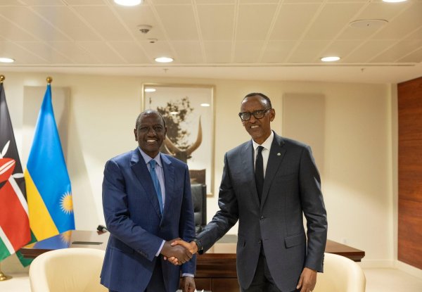 Perezida Kagame yaganiriye na mugenzi we William Ruto ku bibazo byo mu karere