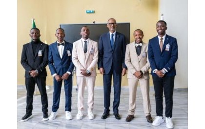 Algérie : Le Président Kagame rencontre des étudiants rwandais en IA