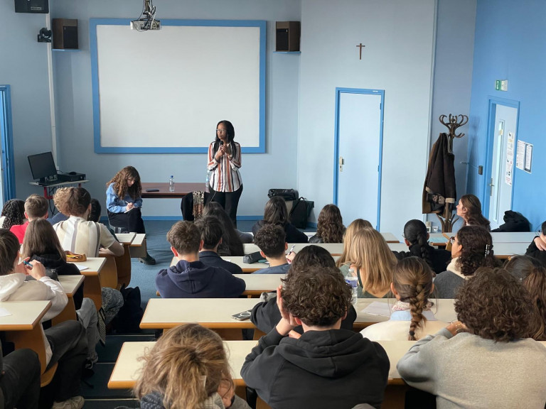 Une conférence bouleversante d’Yvonne Buhikare au lycée Ozanam à Lille